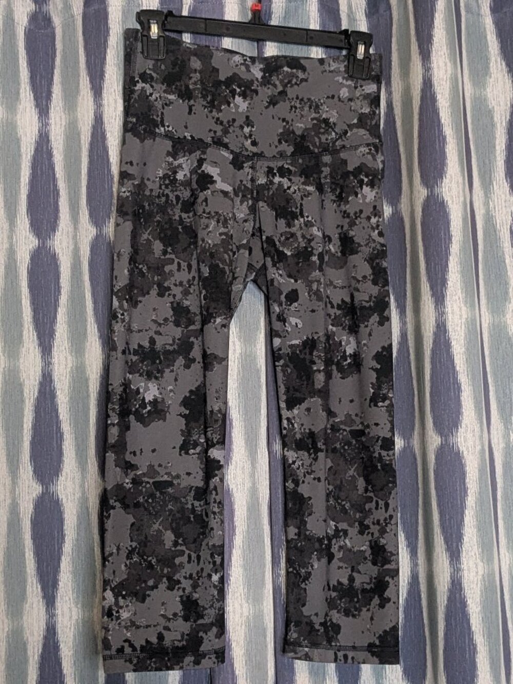 Old Navy Active Gray Black Camo Cropped Leggings Women's Small High Rise Workout